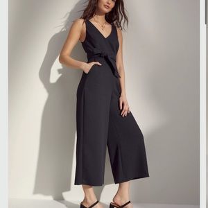 Écoulement V Jumpsuit - size 2 in a beautiful bluish grey colour